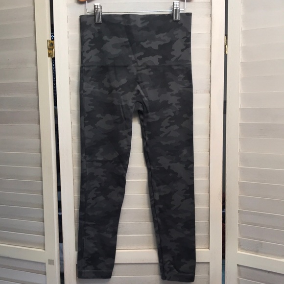 🍄 SPANX Camo Print Look At Me Now Cropped Leggings - Picture 5 of 10